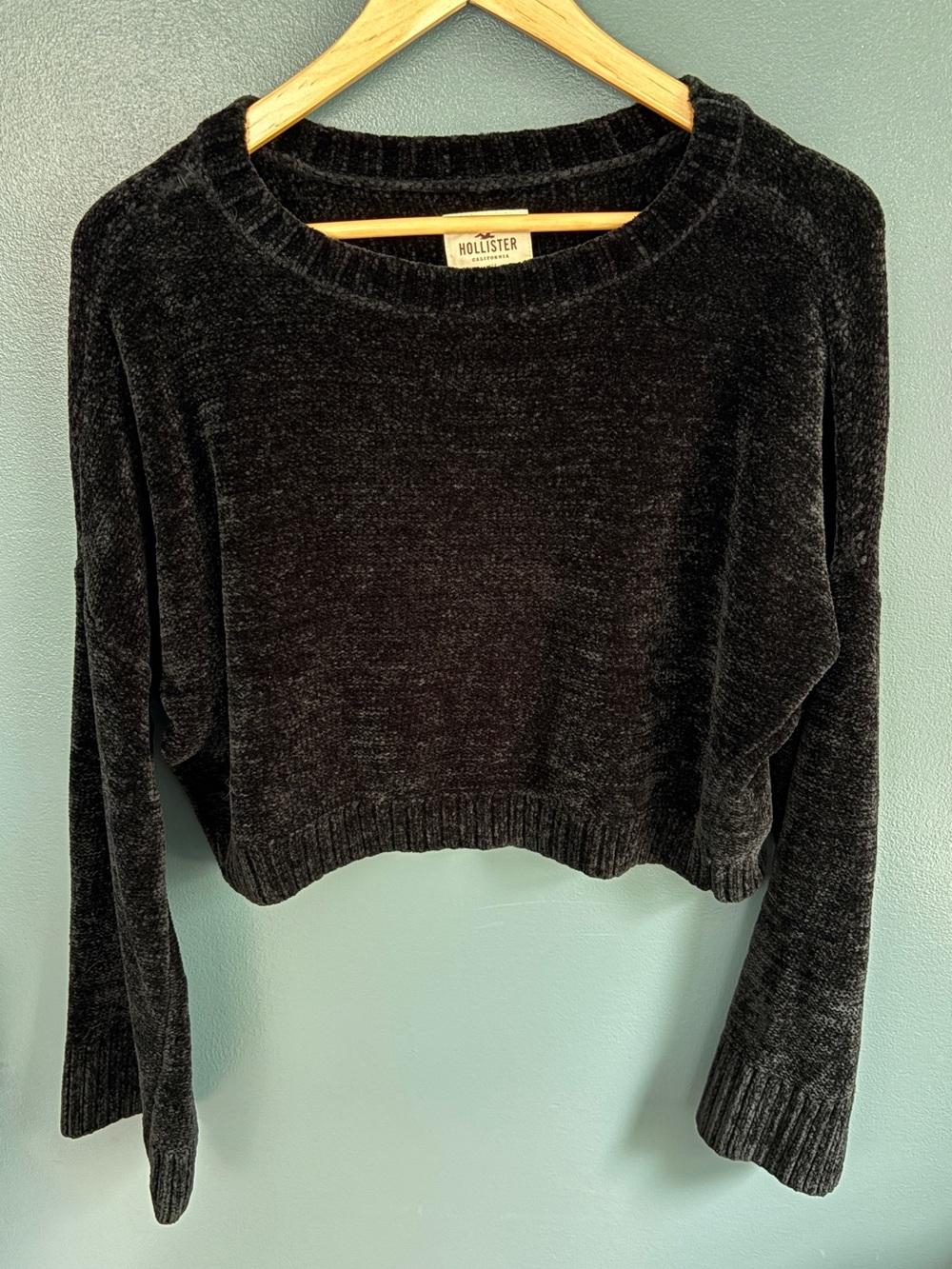 Hollister Women’s Black Chenille Cropped Knit Sweater Size Small